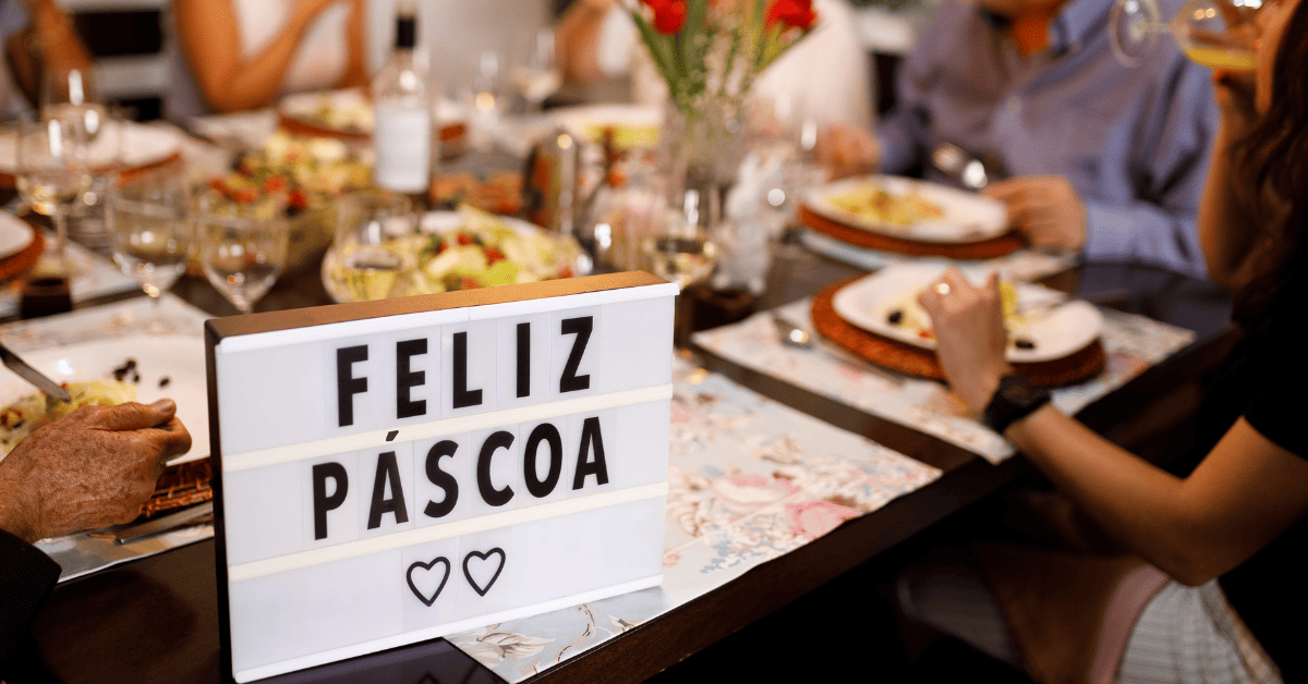 Pessoas reunidas em um almoço de páscoa.