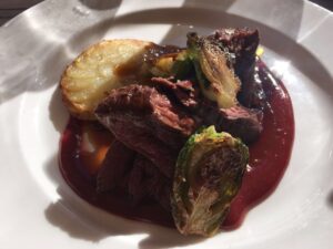 Prato australiano típico com carne de canguru ao molho.