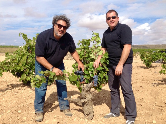 Vicente Jorge e Manu Brandão em vinhedo em Yecla, na Espanha.