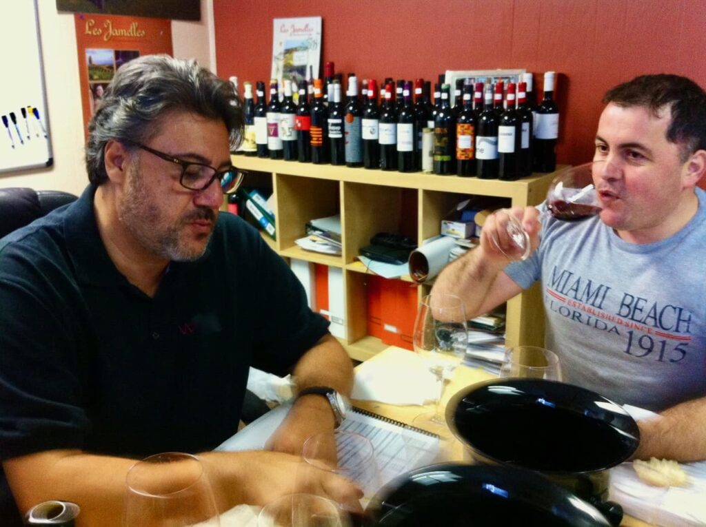 Vicente Jorge e Manu Brandão degustando vinhos.