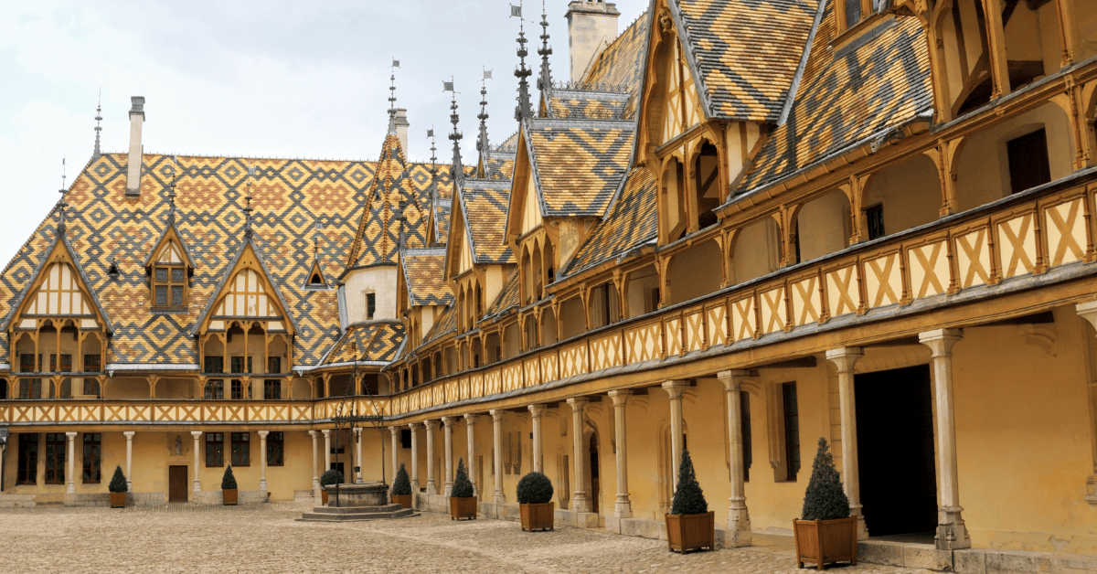 Praça na região de Côte d'Or, na França.