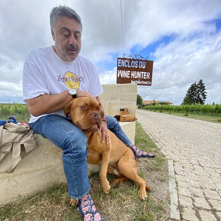 Vicente Jorge com Otto, o cachorro da vinícola em Bordeaux.