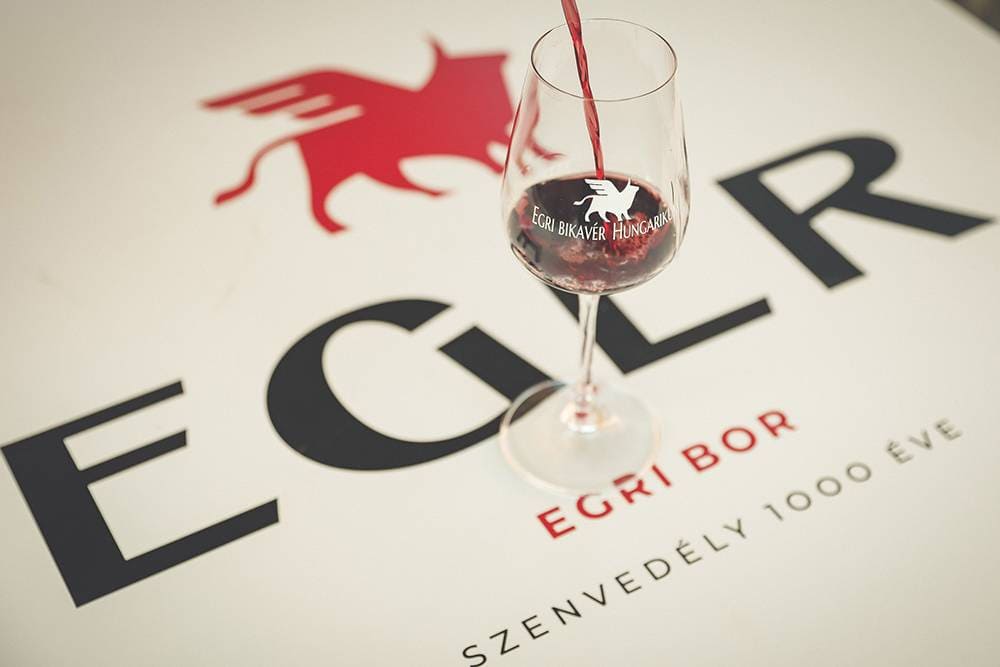 Taça cheia do histórico vinho sangue de boi.