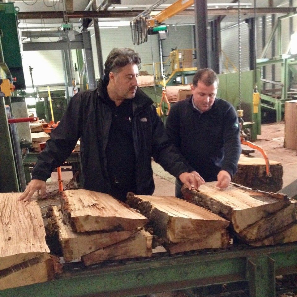 Vicente Jorge e Manu Brandão durante visita em uma tanoaria.