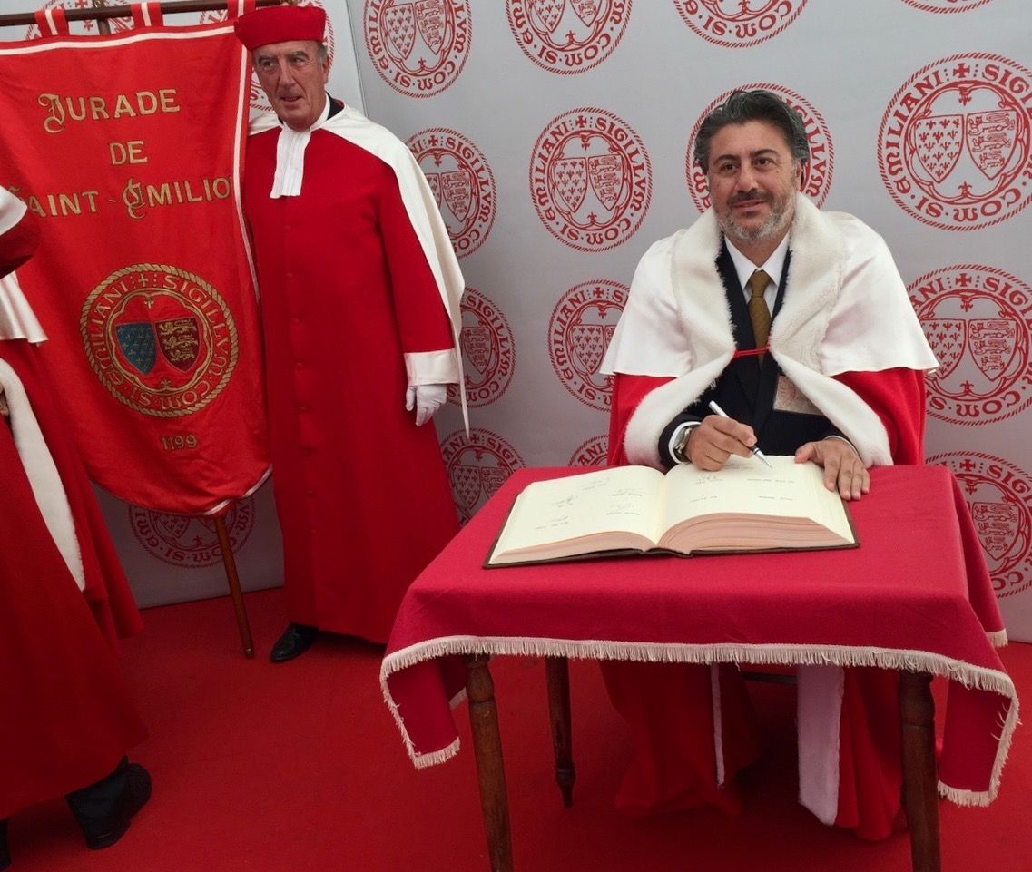 O wine hunter Vicente Jorge assinando sua condecoração da Jurade de Saint-Émilion.