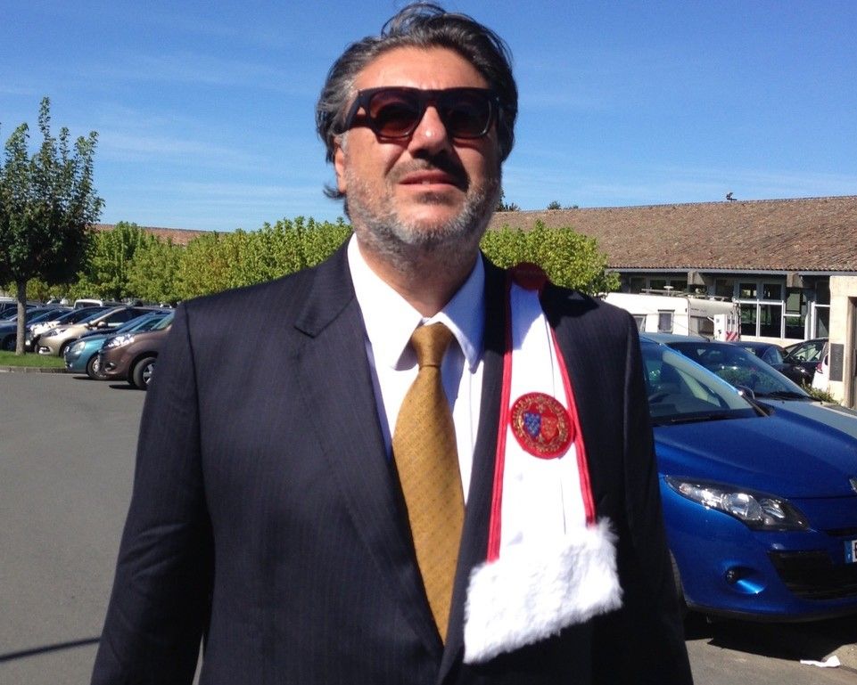 O wine hunter Vicente Jorge com a faixa da condecoração de Jurade de Saint-Émilion.