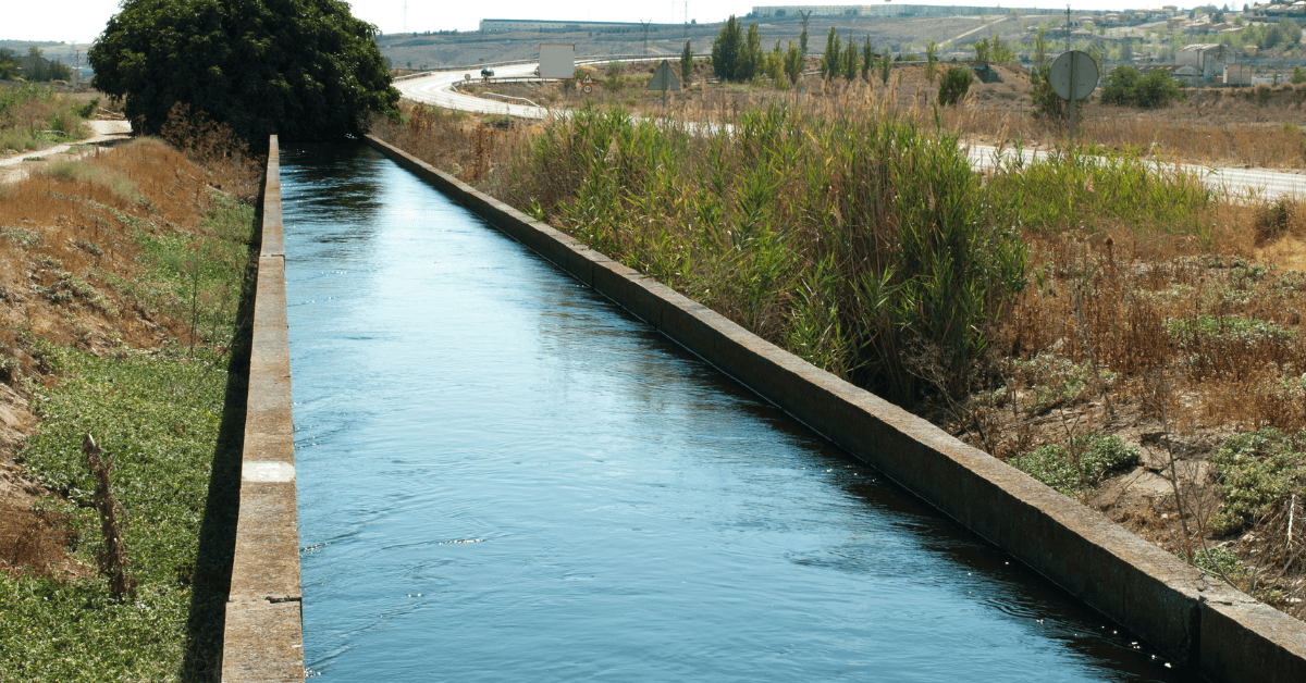 Canal mostra o sistema de água de degela dos Andes para a irrigação de vinícolas.