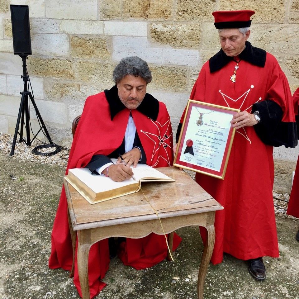 Vicente Jorge assinando sua honraria do Hospitaliers de Pomerol