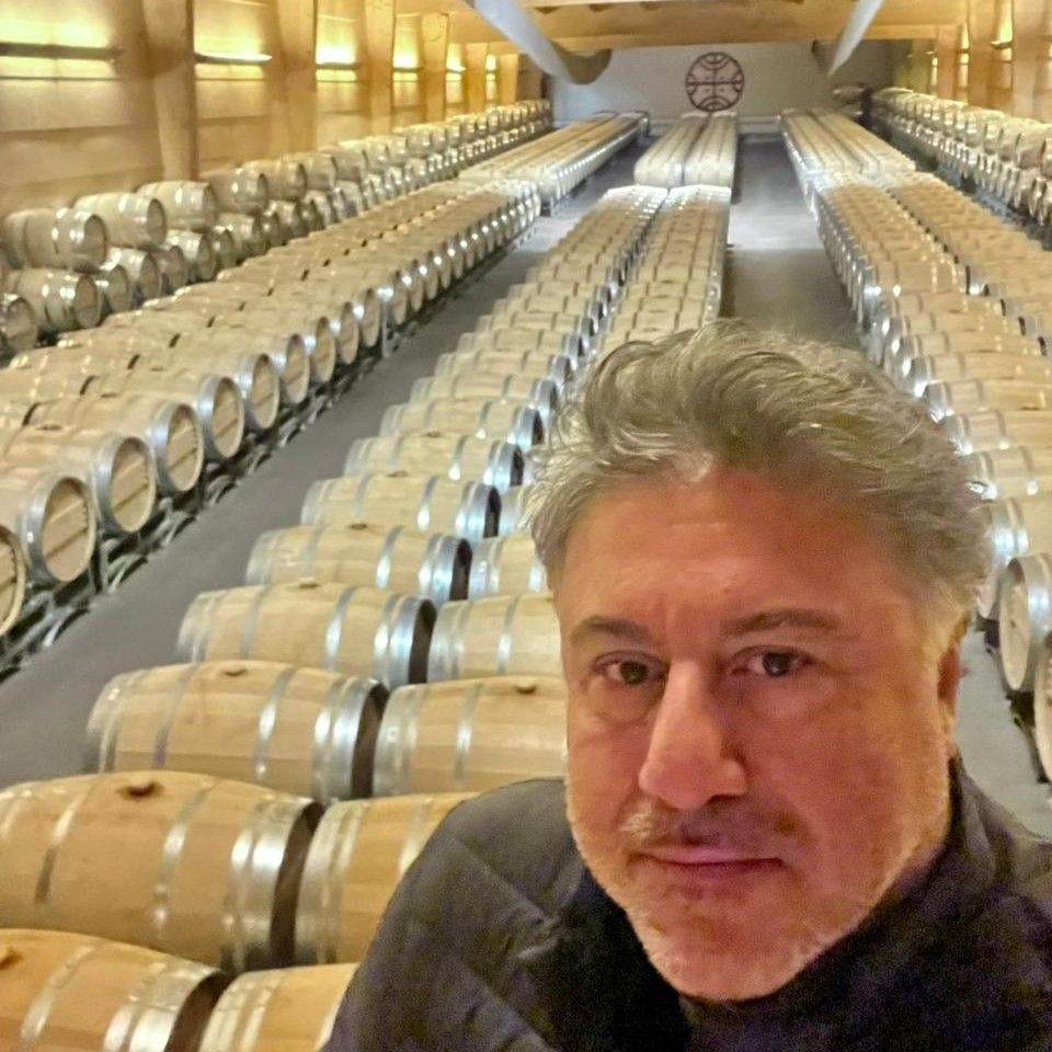 Foto de Vicente Jorge na sala de barricas da Viña Almaviva.