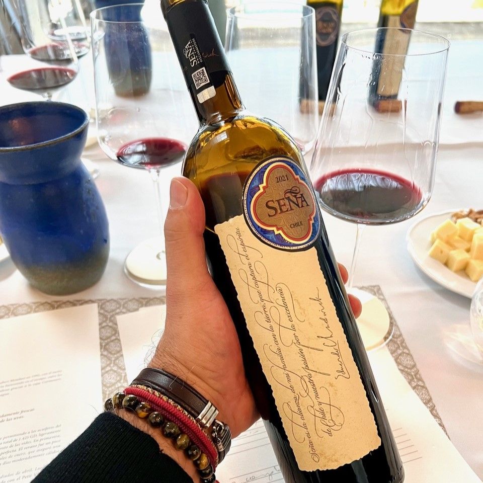 Garrafa de vinho tinto da Viña Seña.