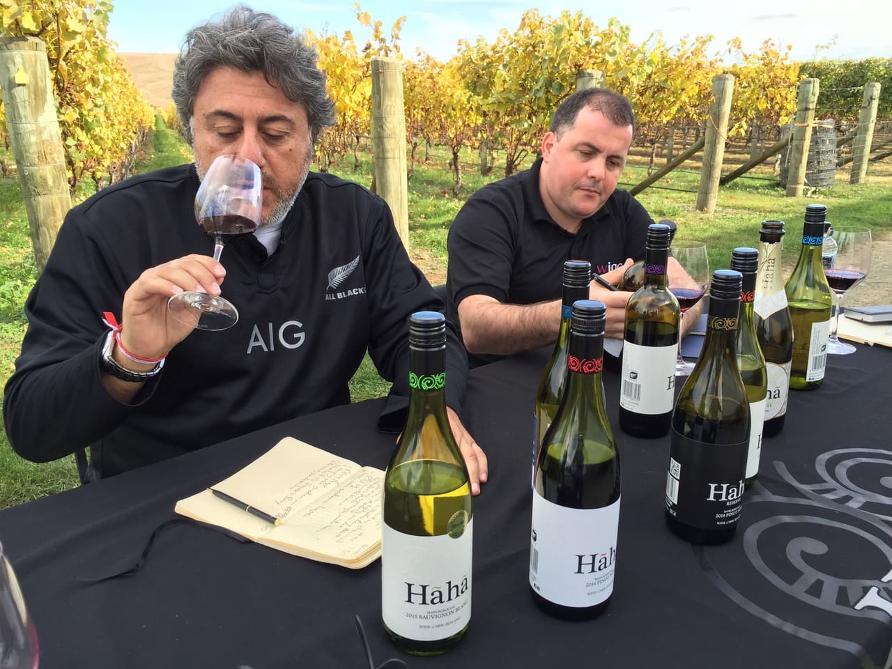 Vicente Jorge e Manu Brandão degustando vinhos da Nova Zelândia.