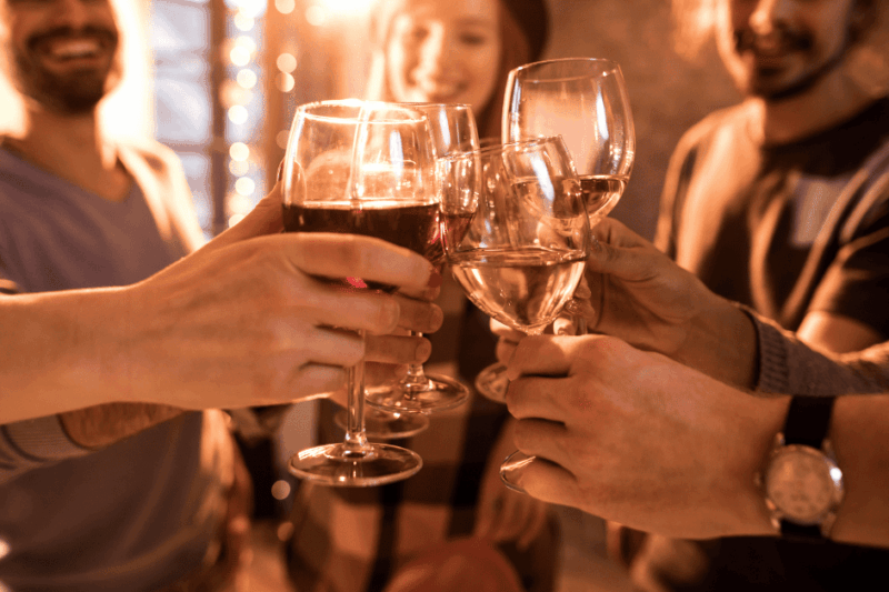 A origem do milenar ritual do brinde nas comemorações